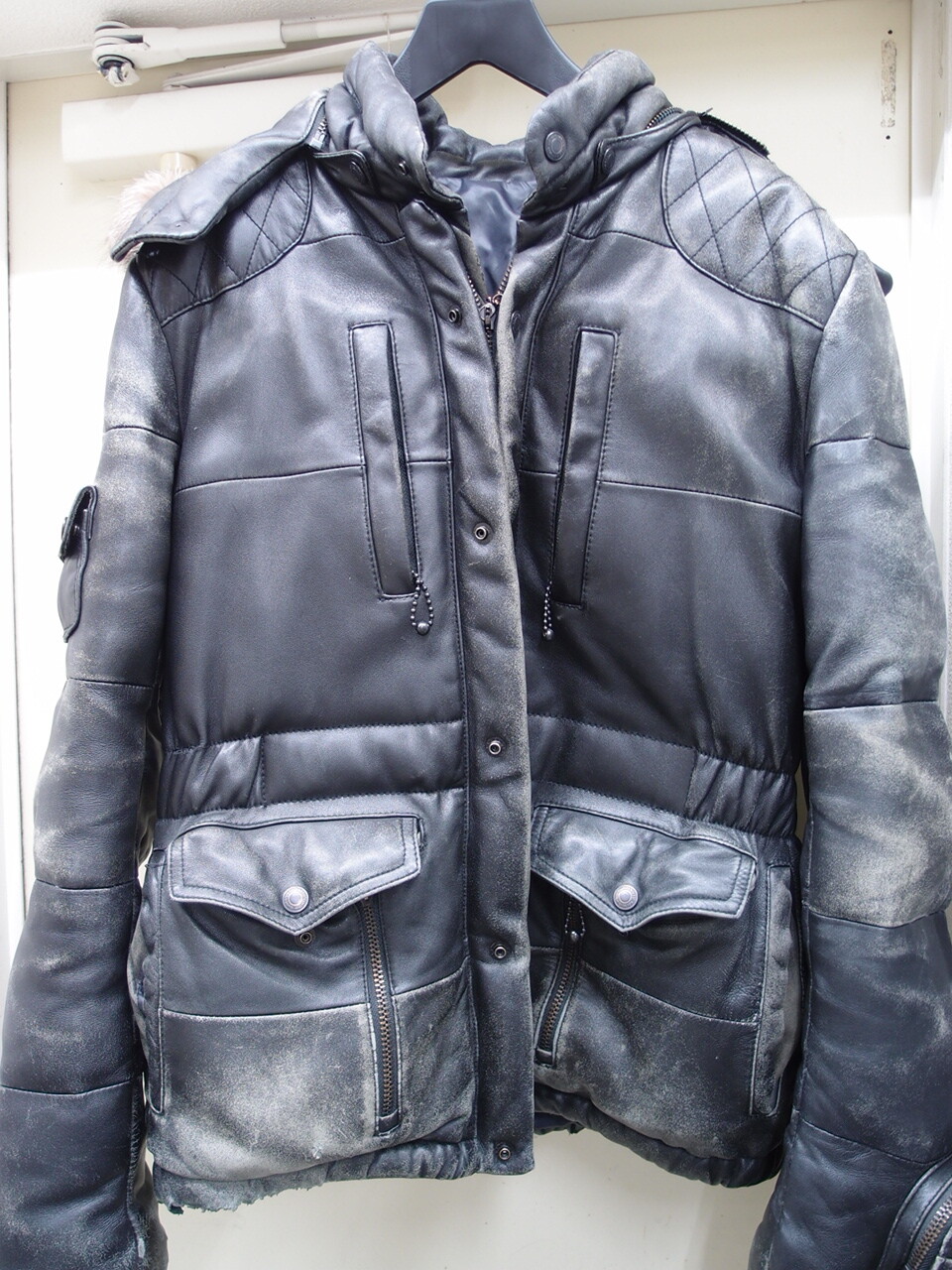 革ダウンのクリーニングと破れ修理 | 【公式】革のクリニック